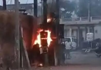 आंधी-बारिश में ट्रांसफार्मर में लगी आग-ग्रामीणों ने खुद बुझाई लपटें