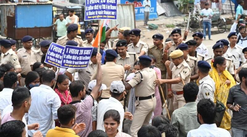 TRE 4 को लेकर पटना में प्रदर्शन उग्र, पुलिस ने छात्रों पर बरसाए डंडे