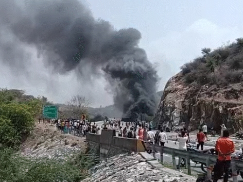 छापली घाट में केमिकल टैंकर पलटने से लगी भीषण आग