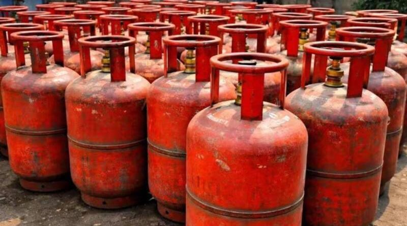 LPG सिलेंडर महंगा, आम आदमी की रसोई पर बढ़ा बोझ