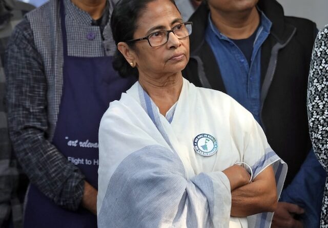 काउंटिंग के बीच ममता बनर्जी का दावा- हम ही जीतेंगे, बाहर लगे नारे