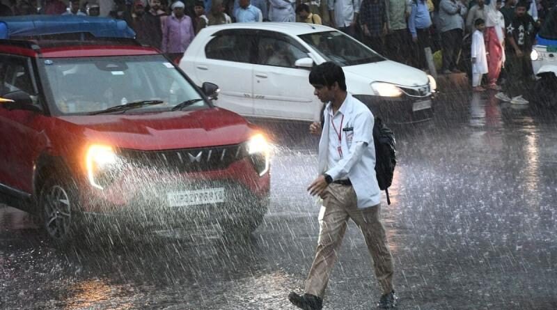 Delhi-NCR में बारिश और ओलावृष्टि, अचानक बदला मौसम का मिजाज