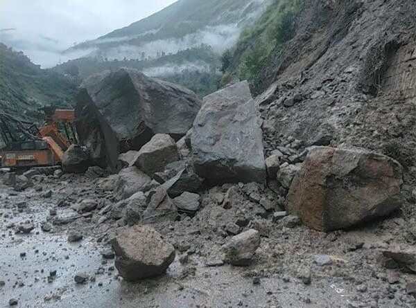 चलती कार पर मंडराया खतरा, बदरीनाथ हाईवे पर पहाड़ी से गिरा भारी बोल्डर