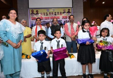 केंद्रीय राज्य मंत्री तोखन साहू और उप मुख्यमंत्री अरुण साव ने नवप्रवेशी बच्चों का तिलक लगाकर किया आत्मीय स्वागत, न्योता भोज में साथ में किया भोजन