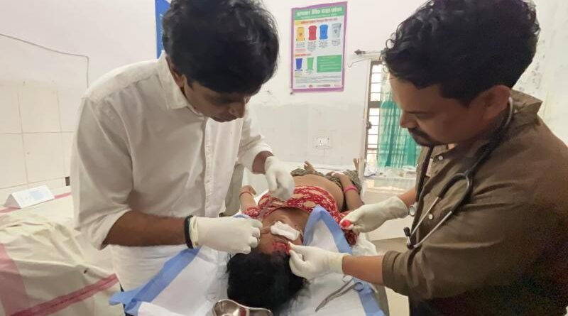 वाहन दुर्घटना – डाॅ विक्रांत भूरिया दुर्घटना होने पर मरीज को लेकर पहुँचे स्वास्थ्य केन्द्र