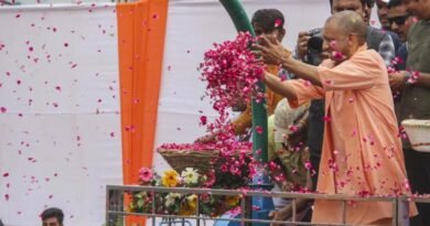 कांवड़ यात्रा में CM योगी का बड़ा संदेश, पुष्पवर्षा के जरिए 2027 की तैयारी?