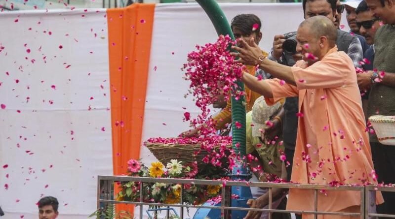 कांवड़ यात्रा में CM योगी का बड़ा संदेश, पुष्पवर्षा के जरिए 2027 की तैयारी?