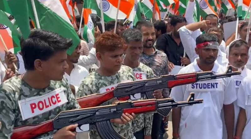 तेजस्वी यादव का राजभवन कूच, डाक बंगला पर पुलिस ने रोका; AK-47 को लेकर उठाए सवाल