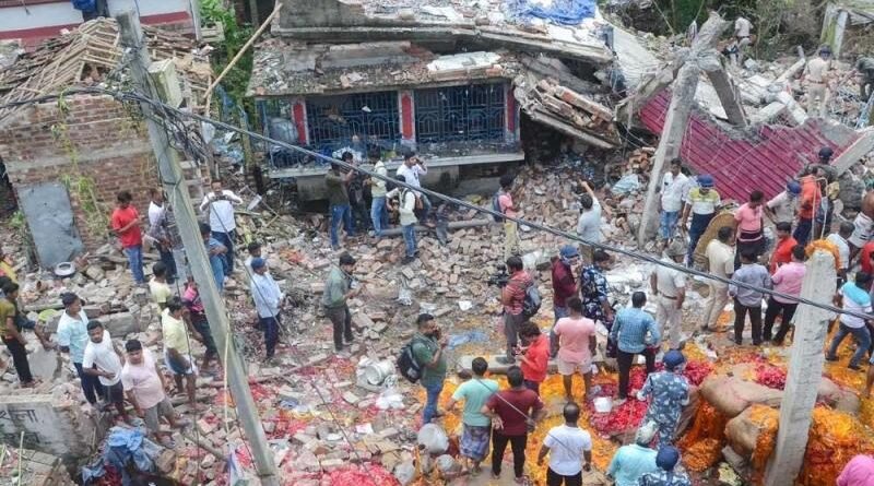 बंगाल में पटाखा फैक्टरी में जोरदार विस्फोट, पांच घायल; मौके पर पहुंची दमकल टीम