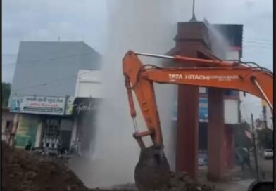 40 फीट ऊंचा उठा पानी, देवास में नर्मदा पाइपलाइन फटने का वीडियो चर्चा में