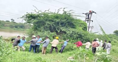 गिरते पानी में डेब नदी के ऊपर तार बदलने का सफलतापूर्वक कार्य