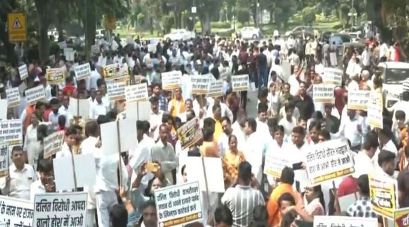 AAP पार्षद विजय कुमार पर कार्रवाई की मांग, BJP ने दफ्तर के बाहर किया प्रदर्शन