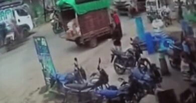उन्हेल सड़क हादसा: ट्राले ने कर्मचारी को रौंदा, आंगनवाड़ी सहायिका गंभीर रूप से घायल
